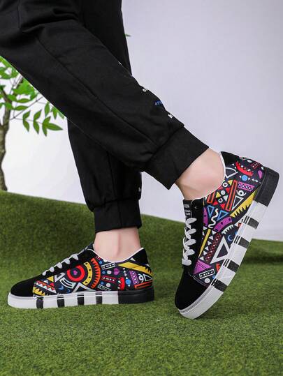 أحذية رياضية للرجال من القماش بنمط هندسي مع ربطات، أحذية تزلج عصرية مطبوعة بالكتابات الفنية