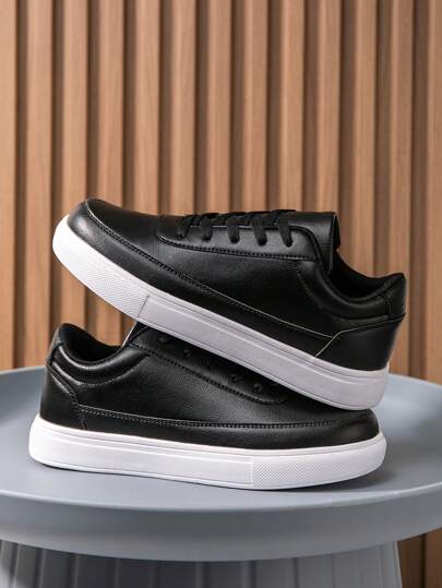 زوج من حذاء رياضي للرجال للمشي في الهواء الطلق ذو ربطة أمامية بسيطة ، أحذية رياضية كاجوال ذات لون أحادي متعددة الأغراض للهواء الطلق