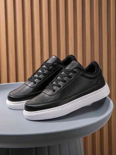 زوج من حذاء رياضي للرجال للمشي في الهواء الطلق ذو ربطة أمامية بسيطة ، أحذية رياضية كاجوال ذات لون أحادي متعددة الأغراض للهواء الطلق