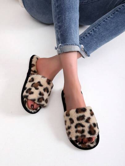 نعال منزلية للنساء مريحة وخفيفة مزخرفة بطبعة نمر منفوشة وشريط مفتوح