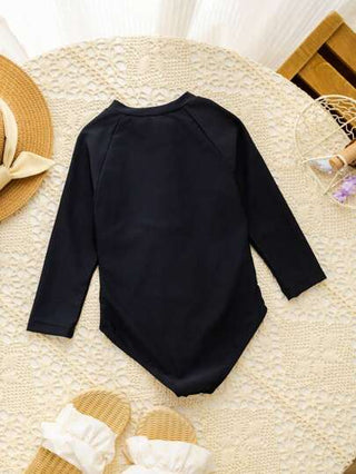 قطعة واحدة من ملابس السباحة وقطع تشكيل لفتاة صغيرة