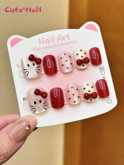 Sanrio 10 قطعة ألواح مربعة الشكل مصنوعة يدويًا بالكامل، طقم أظافر للضغط عليها DIY زخرفة أظافر، نمط قريب ومرح للنساء والفتيات. 1 قطعة ملف أظافر صغير و 1 ورقة لسكات لاصقة. أظافر قصيرة بشكل مربع بنمط قطة مع ربطة ذات طابع أنيق وذكي.