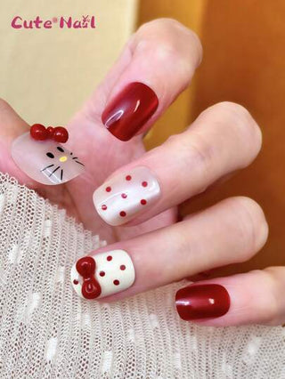 Sanrio 10 قطعة ألواح مربعة الشكل مصنوعة يدويًا بالكامل، طقم أظافر للضغط عليها DIY زخرفة أظافر، نمط قريب ومرح للنساء والفتيات. 1 قطعة ملف أظافر صغير و 1 ورقة لسكات لاصقة. أظافر قصيرة بشكل مربع بنمط قطة مع ربطة ذات طابع أنيق وذكي.