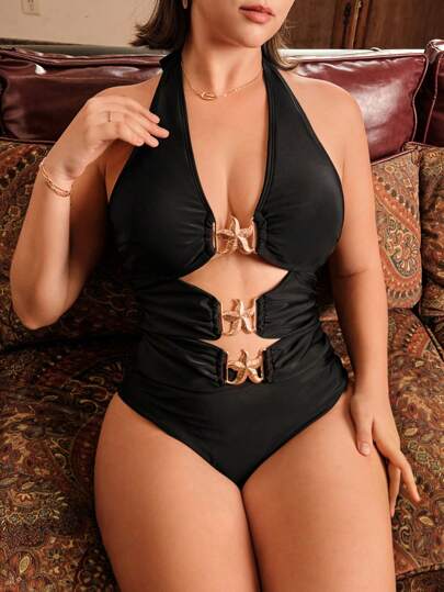 Swim Chiccia بدلة سباحة قطعة واحدة مع ديكور معدني للرقبة للنساء ذوات الأحجام الكبيرة