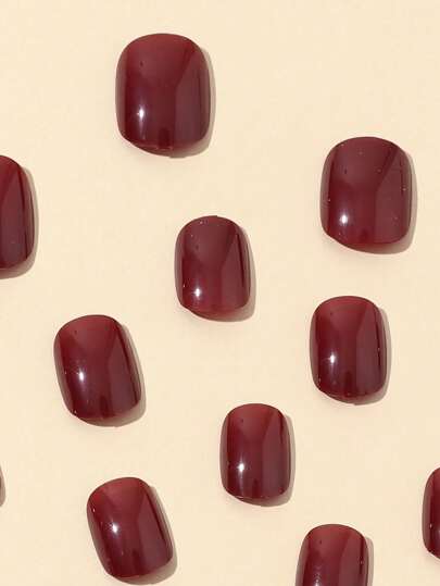 24 قطعة أظافر مربعة قصيرة محايدة بلون أحمر ثابت، ألواح ألأظافر الصناعية، مجموعة المناكير الكاملة، قابلة للإزالة والبقاء طويلاً، تشمل 1 صفيحة ملصقات +1 مبرد أظافر صغير، مناسبة للارتداء اليومي