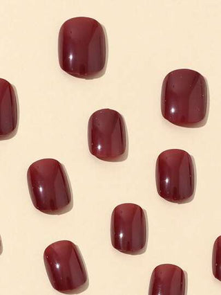 24 قطعة أظافر مربعة قصيرة محايدة بلون أحمر ثابت، ألواح ألأظافر الصناعية، مجموعة المناكير الكاملة، قابلة للإزالة والبقاء طويلاً، تشمل 1 صفيحة ملصقات +1 مبرد أظافر صغير، مناسبة للارتداء اليومي