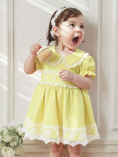 فساتين بيبي Souflis Souflis فستان صيفي للطفلة ذو طراز حلو باللون الأصفر، بأكمام قصيرة وطوق بيتر بان مع تريم من الدانتيل