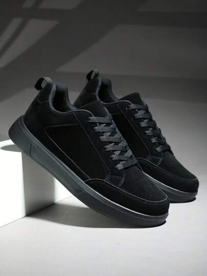 أحذية رياضية سهلة الارتداء للرجال ذات تصميم كلاسيكي لأسلوب الشارع، أساسية ذات لون أسود وتصميم مساحات لاصقة، منخفضة القمة ومسطحة، مصممة بشكل بسيط مناسبة للخارج والتنقل والرياضة الكاجوال في جميع المواسم