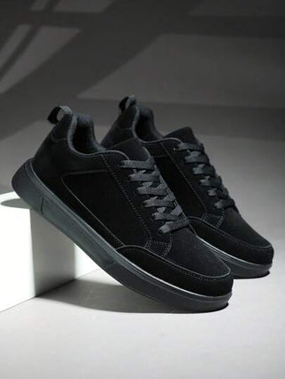 أحذية رياضية سهلة الارتداء للرجال ذات تصميم كلاسيكي لأسلوب الشارع، أساسية ذات لون أسود وتصميم مساحات لاصقة، منخفضة القمة ومسطحة، مصممة بشكل بسيط مناسبة للخارج والتنقل والرياضة الكاجوال في جميع المواسم