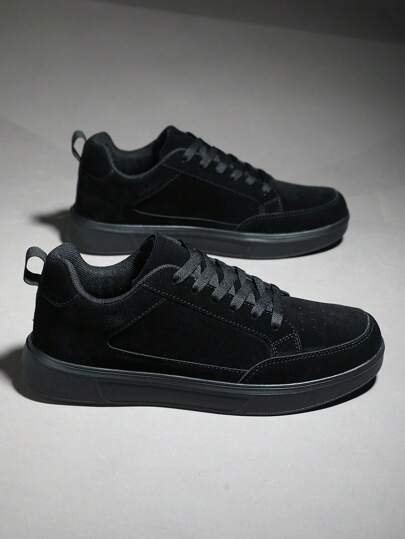 أحذية رياضية سهلة الارتداء للرجال ذات تصميم كلاسيكي لأسلوب الشارع، أساسية ذات لون أسود وتصميم مساحات لاصقة، منخفضة القمة ومسطحة، مصممة بشكل بسيط مناسبة للخارج والتنقل والرياضة الكاجوال في جميع المواسم