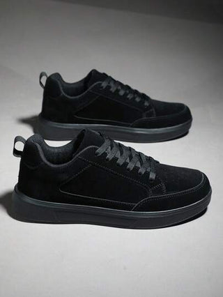 أحذية رياضية سهلة الارتداء للرجال ذات تصميم كلاسيكي لأسلوب الشارع، أساسية ذات لون أسود وتصميم مساحات لاصقة، منخفضة القمة ومسطحة، مصممة بشكل بسيط مناسبة للخارج والتنقل والرياضة الكاجوال في جميع المواسم