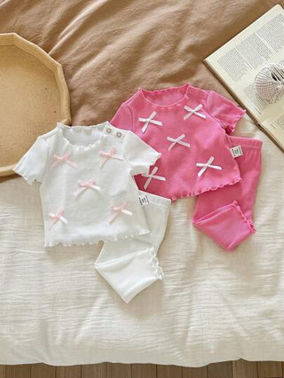 SHEIN طقم بيجامة كاجوال مريح مكون من 4 قطع لحديثي الولادة: توب بأكمام قصيرة وطقم بنطلون طويل من النسيج المحبوك مع فيونكة وخطوط على الهيم، مناسب للفتيات الحديثي الولادة