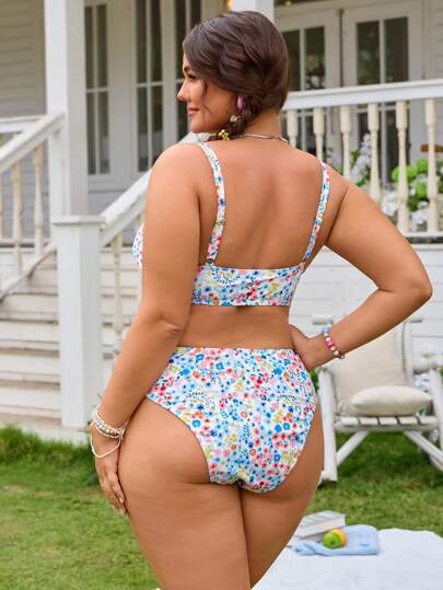 Swim Mod مجموعة ملابس سباحة حجم كبير للمرأة تتكون من 2 قطعة: ملابس علوية بحمالات رفيعة و شريحة سفلية مثلثة الشكل بطبعة زهور صغيرة مناسبة للصيف