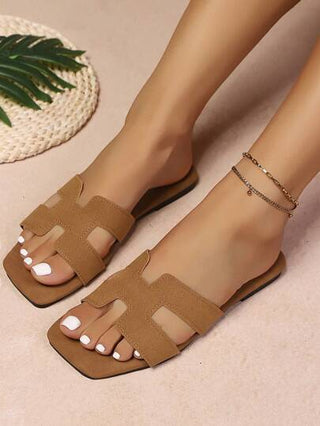 صندل نسائي مريح غير قابل للانزلاق متعدد الاستخدامات للصيف ، ذو رأس مربع ، مقاس كبير ، صنادل شاطئ نسائية بتصميم بسيط ذات قطعة واحدة ، باللون البني وبعرض مكبر لأحذية النساء