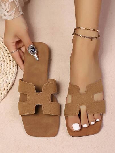 صندل نسائي مريح غير قابل للانزلاق متعدد الاستخدامات للصيف ، ذو رأس مربع ، مقاس كبير ، صنادل شاطئ نسائية بتصميم بسيط ذات قطعة واحدة ، باللون البني وبعرض مكبر لأحذية النساء