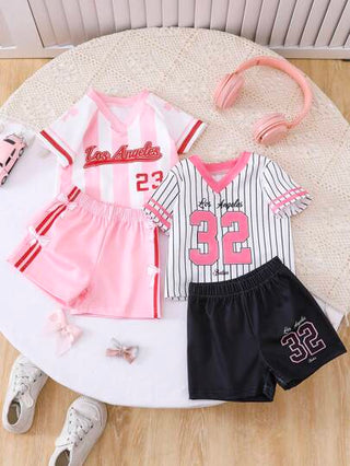 SHEIN 4 قطع/عبوة من ملابس الأطفال البنات من عمر 0 إلى 3 سنوات، مناسبة للربيع والصيف، تي شيرت جيرسي رياضي كاجوال بأكمام قصيرة ورقبة على شكل حرف V، بدلة كرة سلة/كرة قدم/كرة قدم مع شورت