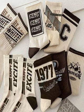 8 أزواج (مختلطة عشوائية) جوارب متوسطة الساق للجنسين من السلسلة القهوة، عصرية بخطوط وأحرف كاجوال، مريحة وشاملة للاستخدام اليومي، بسيطة وأنيقة
