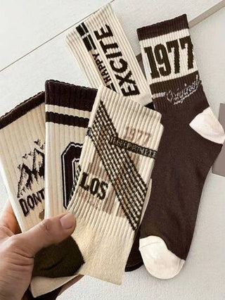 8 أزواج (مختلطة عشوائية) جوارب متوسطة الساق للجنسين من السلسلة القهوة، عصرية بخطوط وأحرف كاجوال، مريحة وشاملة للاستخدام اليومي، بسيطة وأنيقة