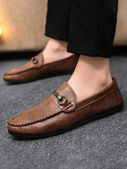 حذاء رجالي رياضي بدون رباط موديل 2025 ربيع/صيف ، خفيف الوزن مريح وسهل الارتداء ، أحذية جلدية رسمية وكاجول بمشبك معدني باللون البني (ملاحظة: الحذاء أصغر من المقاس، لذا يرجى طلب مقاس أكبر إذا كان القدم عريض)