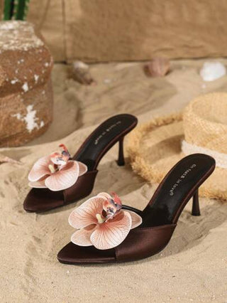 On feet& in love صندل نسائي أنيق ذو كعب عال وفتحة للأصابع، مزين بنقشات زهرية على قماش الساتان، مناسب لارتداء الفساتين
