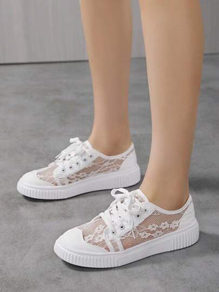 حذاء رياضي نسائي بشبكة من الدانتيل الأبيض، خفيف الوزن ومريح، مناسب للمكتب والتنقلات واكتر المشي