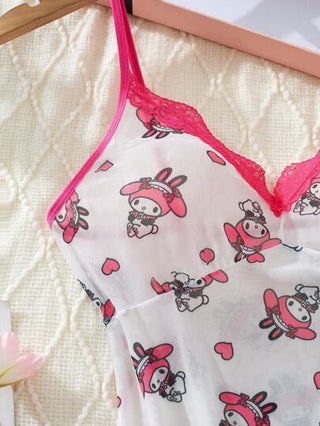 لانجيري حريمي Sanrio قطعة واحدة من سانريو للنساء فستان أبيض بشعار ميلودي بطباعة رقمية لطيفة، ياقة على شكل V، تطريز دانتيل، شق جانبي، شبكة شفافة وظهر مكشوف، حافة خس، مرحة، ملابس داخلية مثيرة، فستان ملابس داخلية مثيرة
