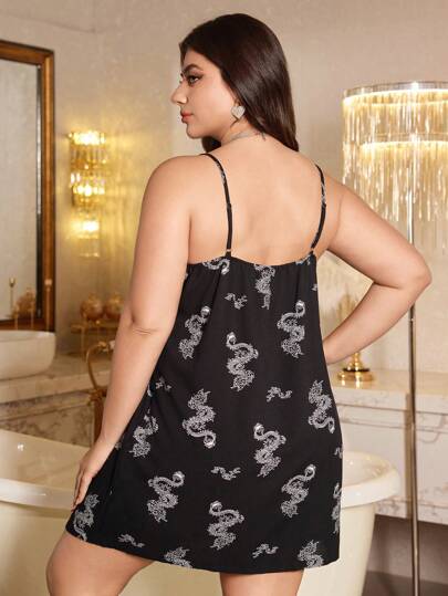 LuxeNights ثوب نوم أسود ذو طبعات زهرية كريبية مقاس كبير بدون أكمام