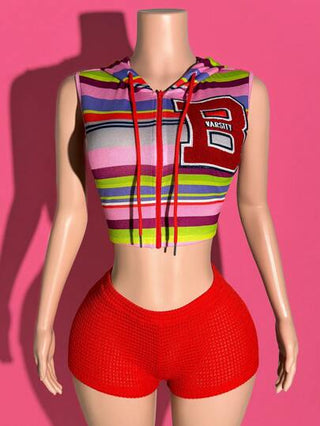 طقم تانكيني حريمي Slaydiva مجموعة إطلالة ربيع/صيف 2025 جديدة بتصميم عصري كاجوال للعطلات والفيستيفالات والريف، مكونة من ملابس علوية كروب ذات غطاء مطبوع بشريط نمط مع تصميم ثلاثي الأبعاد مخترق بقماش ناعم وتنورة مصغرة ذات خصر مطاطي أحمر حجم 2 قطعة