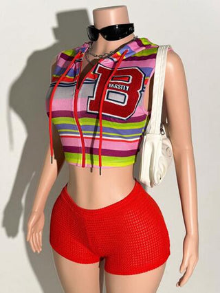 طقم تانكيني حريمي Slaydiva مجموعة إطلالة ربيع/صيف 2025 جديدة بتصميم عصري كاجوال للعطلات والفيستيفالات والريف، مكونة من ملابس علوية كروب ذات غطاء مطبوع بشريط نمط مع تصميم ثلاثي الأبعاد مخترق بقماش ناعم وتنورة مصغرة ذات خصر مطاطي أحمر حجم 2 قطعة