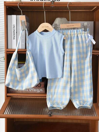 تيشيرتات بناتي 3 قطع للبنات الصغيرات تشمل: صدرية متضفرة بلون واحد ، وبنطلون كاروهات أزرق وأبيض ، وحقيبة مناسبة للعب الخارجي أو العطلات في الصيف