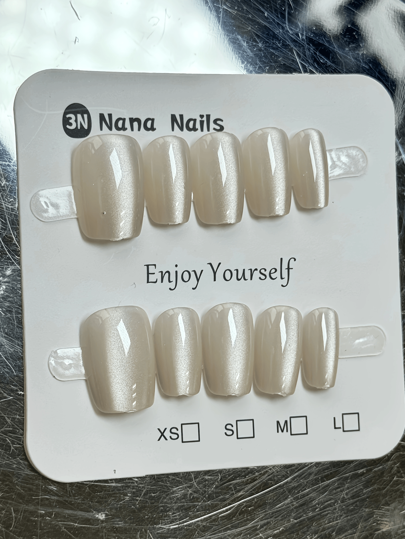 90 قطعة/مجموعة أظافر إصطناعية خدوعة صالحة للاستخدام متكررا والتزيين الذاتي للنساء أثناء التنقلات اليومية (9قطع من أظافر العين القطط البيضاء القصيرة بلمسة قطرانية بقمر ياناشين المفعمة بالرومانسية)