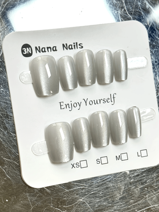 90 قطعة/مجموعة أظافر إصطناعية خدوعة صالحة للاستخدام متكررا والتزيين الذاتي للنساء أثناء التنقلات اليومية (9قطع من أظافر العين القطط البيضاء القصيرة بلمسة قطرانية بقمر ياناشين المفعمة بالرومانسية)