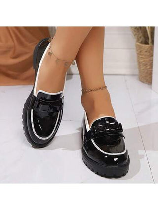 حذاء إسباني أكثر عصرية مزين بشِرابات ذو كعب متوسط عاكس لعام 2025 ، أحذية انزلاقية كاجوال للسيدات البدينات ذات طراز أوروبي وأمريكي