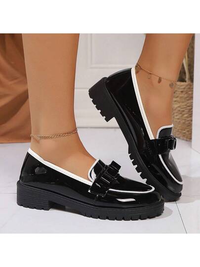 حذاء إسباني أكثر عصرية مزين بشِرابات ذو كعب متوسط عاكس لعام 2025 ، أحذية انزلاقية كاجوال للسيدات البدينات ذات طراز أوروبي وأمريكي