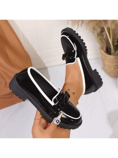 حذاء إسباني أكثر عصرية مزين بشِرابات ذو كعب متوسط عاكس لعام 2025 ، أحذية انزلاقية كاجوال للسيدات البدينات ذات طراز أوروبي وأمريكي