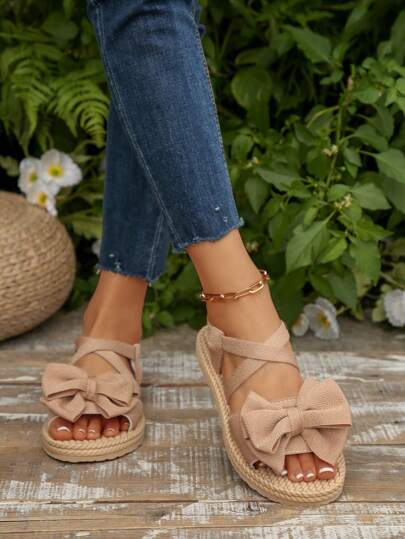 PEIYUMI صندل نسائي بفيونكة مسطح، صنادل صيفية خفيفة بسيور متقاطعة، صنادل شاطئ غير انزلاقية، بتصميم أوروبي وأمريكي مقاس كبير مع نعل مظهر الكتان