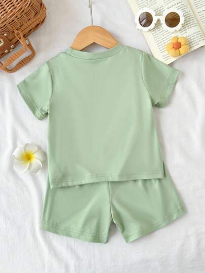 مجموعة من قطعتين لطفلة رضيعة/ صغيرة من عمر 0-3 سنوات، تتكون من تي شيرت كم قصير بطباعة قطة جميلة وشورت، بلون أخضر التفاح، ملابس ربيعية/صيفية للطفل