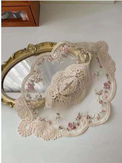 زينة طاولة بقطعة رائعة من الدانتيل البيج مناسبة لديكور الغرفة ووسائل التصوير وزخرفة المكتب