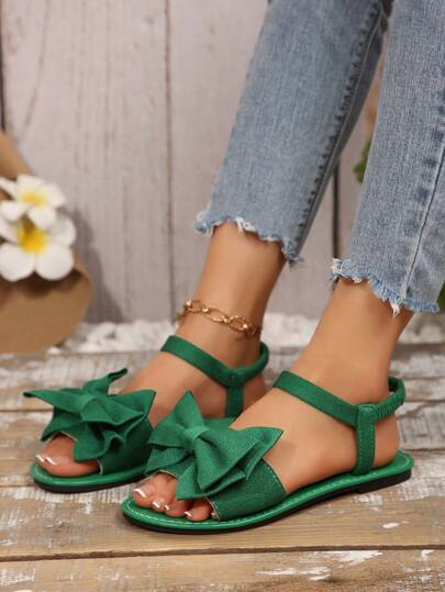 صندل فلات جديد مزين بفيونكة مرن واسع القدم مريح مدور الأصبع للنساء، صندل صيفي عصري مفتوح الأصابع سهل الارتداء للشاطئ