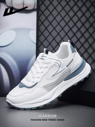 WARRIOR زوج من حذاء كاجوال سنيكر للرجال من ماركة وارير، بنعل سميك واربطة، قاعدة ناعمة منخفضة الحواف للاستخدام الخارجي، بنقشة لون أحادي أنيقة ولينة، ملاءم لارتداء الخريجين، وأحذية التزلج منخفضة الحواف من الجلد