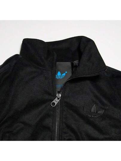 Adidas معطف جاكيت قصير مصنوع من الأقمشة المحبوكة بتصميم شكل البرسيم مع طوق عالي للسيدات HK7250