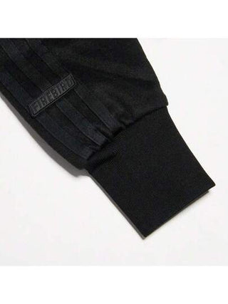 Adidas معطف جاكيت قصير مصنوع من الأقمشة المحبوكة بتصميم شكل البرسيم مع طوق عالي للسيدات HK7250