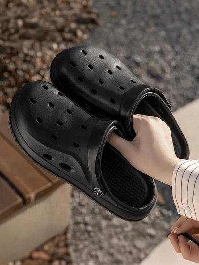 صنادل رجالية جديدة منفذة للهواء قابلة للارتداء برقبة، رياضية من شبكة قابلة للسقوط، برأس دائري مسطح مانع للانزلاق، خفيفة الوزن بلون متماسك ، أحذية بستانية متعددة الاستخدامات