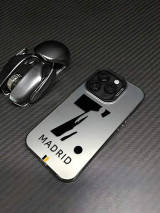 غطاء هاتف رقم 7 مدريد فريق كرة القدم متوافق مع طرازات آيفون 16 و15 و14 و13 و12 و 11 برو ماكس وX و XR وXS ماكس و8 و7 بلس، بتصميم مات مقاوم للسقوط، متوافق أيضًا مع موديلات سامسونج A33(5G)/A32(4G)/A52(5G 4G مشتركة)/S20FE/S21FE/A14(4G 5G مشتركة)/S23/S23 بلس/S