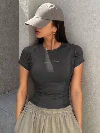 DAZY تي شيرت رياضي ضيق مريح للسيدات مع تصميم الأكمام القصيرة وطباعة الحروف وتصميم الأكمام الرغلان الموضة الصيفية