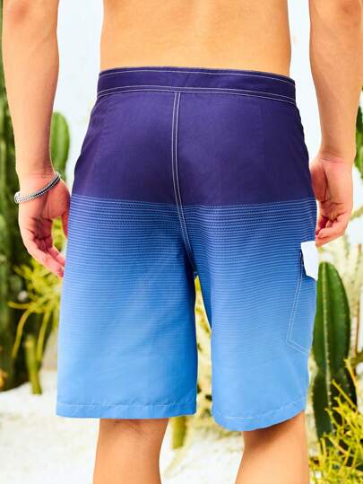 Manfinity Swimmode شورت كاجوال للشاطئ للرجال مع خصر مطاطي ورباط وجيب، مناسب للصيف بتصميم سحابة ألوان هاواي