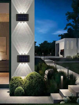 قطعتين ضوء جداري مضيء ب-6 مصابيح LED يعمل بالطاقة الشمسية، إنارة جدارية خارجية مقاومة للماء مع التحكم في الإضاءة العلوية والسفلية، صالحة للحدائق والساحات والشوارع والشرفات وتزيين الممرات