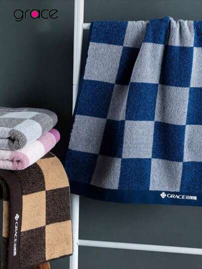 GRACE قطعة واحدة منشفة سميكة عالية الكثافة، مُنتقاة بعناية من القطن الناعم ذات امتصاصية جيدة للماء، لطيفة وغير مُهيّجة، بمقاس 72*34 سم، توفر رعاية حميمة كالعائلة، بنقشة مربعات، مناسبة للحمامات والفنادق والسفر والمناسبات وجميع المواسم