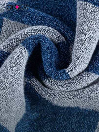 GRACE قطعة واحدة منشفة سميكة عالية الكثافة، مُنتقاة بعناية من القطن الناعم ذات امتصاصية جيدة للماء، لطيفة وغير مُهيّجة، بمقاس 72*34 سم، توفر رعاية حميمة كالعائلة، بنقشة مربعات، مناسبة للحمامات والفنادق والسفر والمناسبات وجميع المواسم