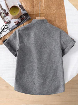 SHEIN 1 قطعة قميص كاجوال اللون الأزرق الأملس بياقة عمودية بأكمام قصيرة مناسب للشباب ذو اللياقة في الربيع والصيف